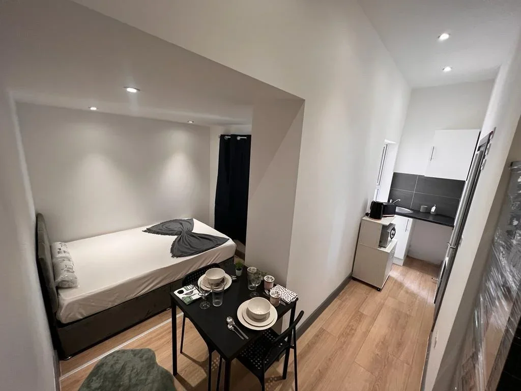 Flat Eastwood Street in Greater London