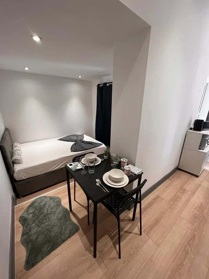 Flat Eastwood Street in Greater London