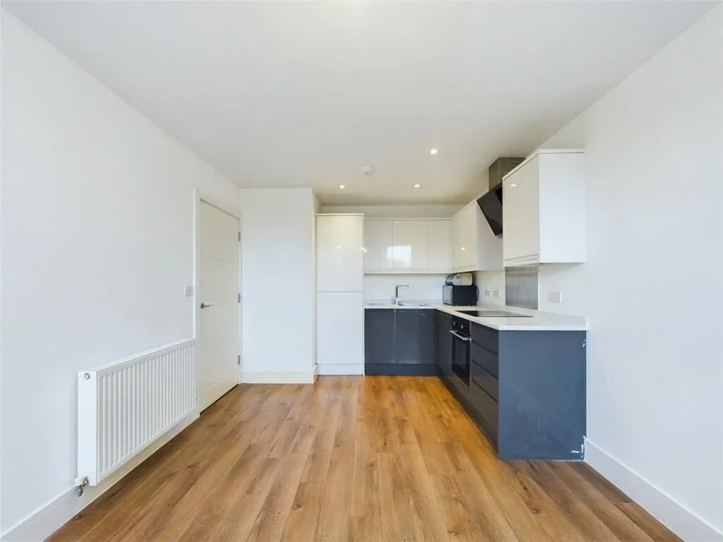 Flat Mercury Gardens in Greater London