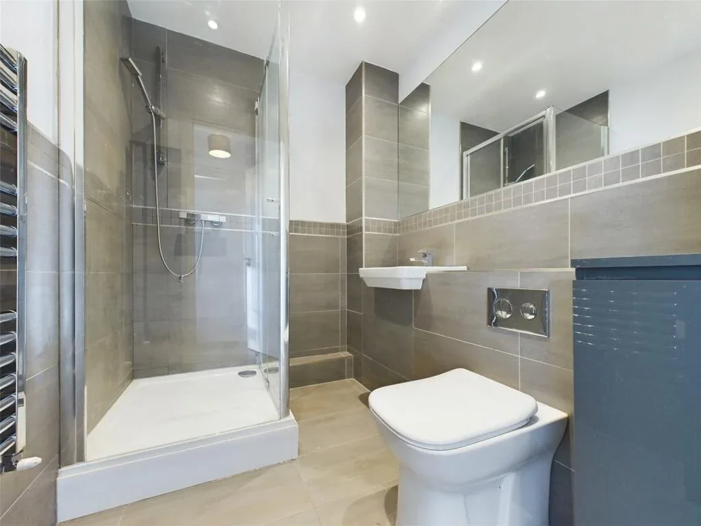 Flat Mercury Gardens in Greater London