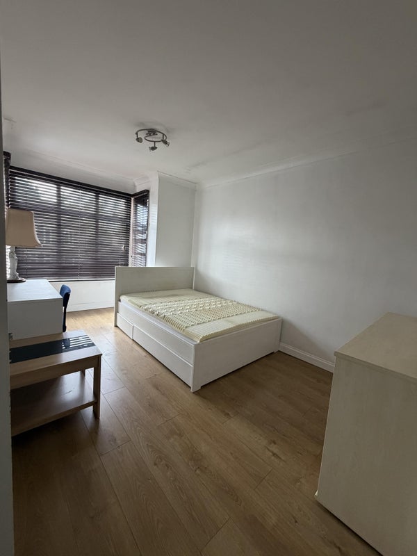Room Forlease Road in Maidenhead