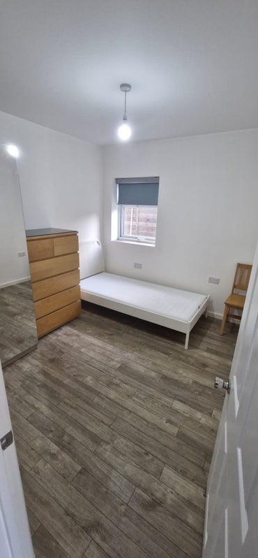 Room Martin Way in Greater London