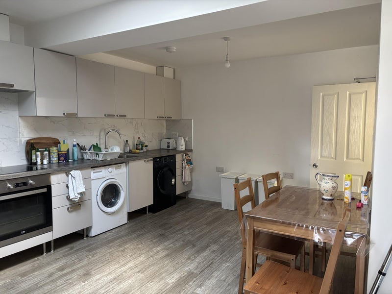 Room Martin Way in Greater London