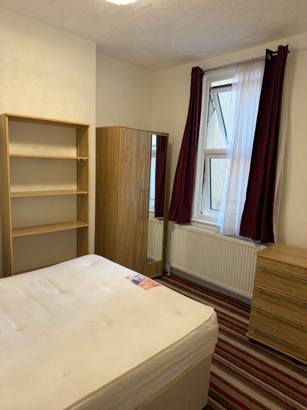 Room Crescent Road in Greater London