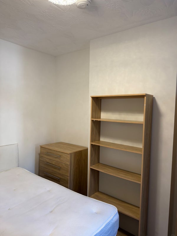 Room Crescent Road in Greater London
