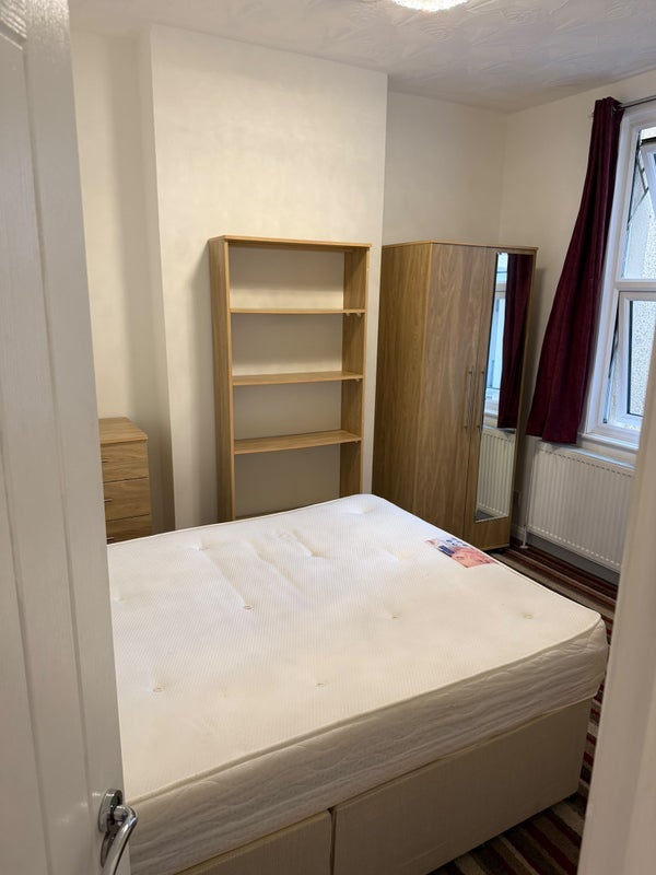 Room Crescent Road in Greater London