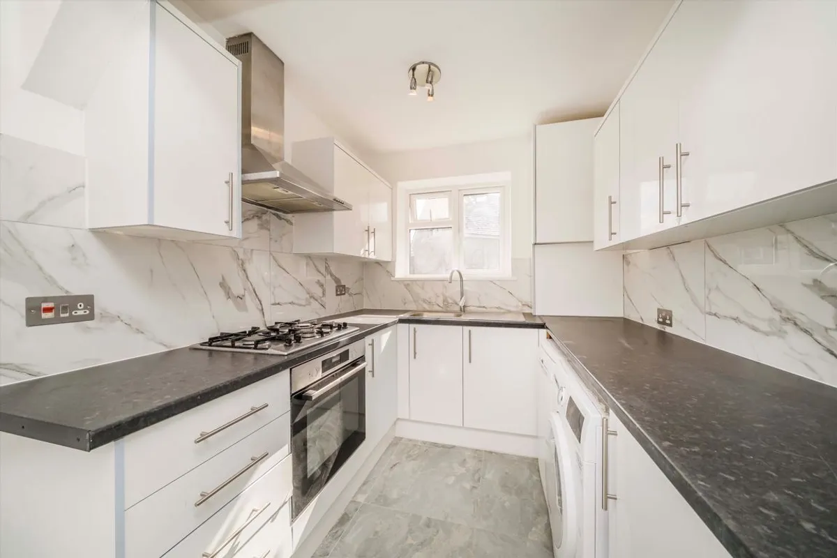 Flat Grove Crescent in Greater London
