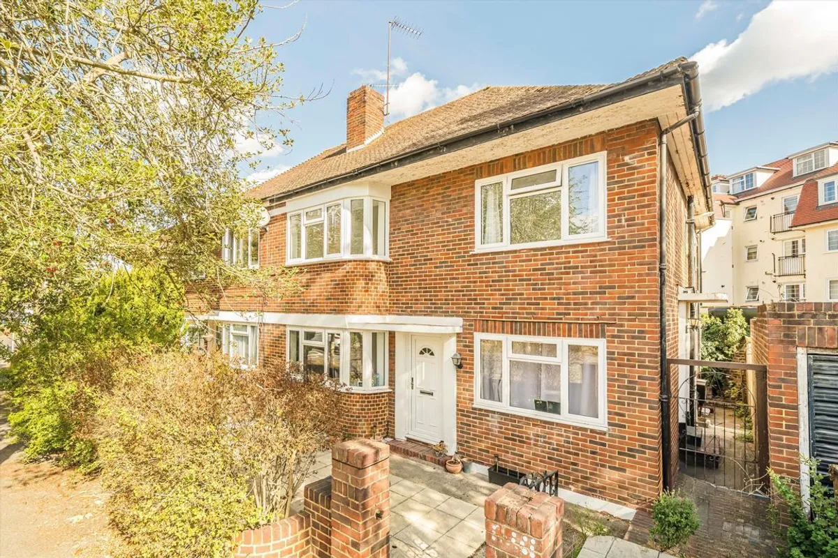 Flat Grove Crescent in Greater London
