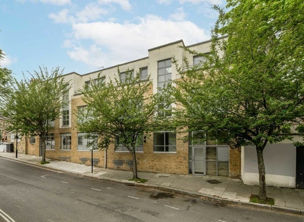 Flat Ingestre Road in London