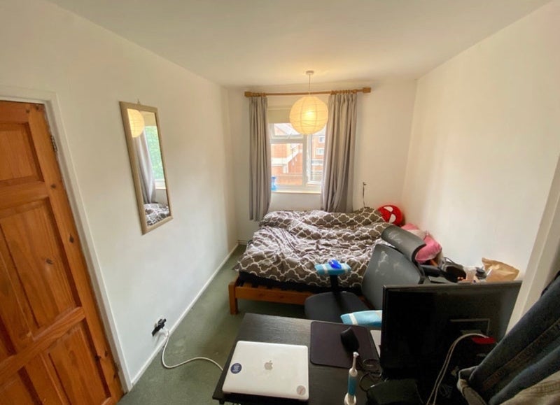 Flat Manor Place in Greater London