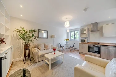 Flat Kingston Hill in Greater London
