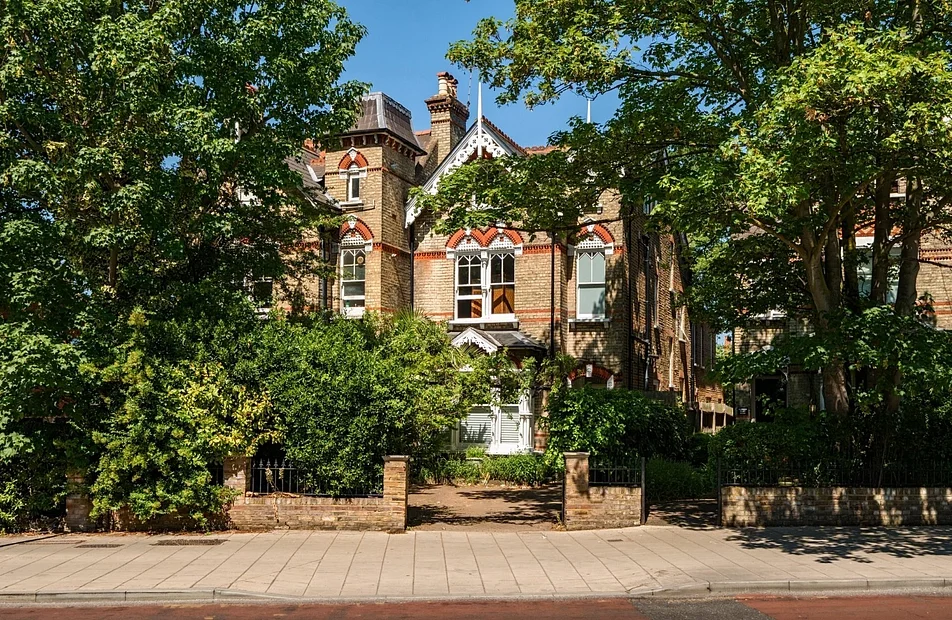 Flat Kingston Hill in Greater London