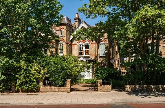 Flat Kingston Hill in Greater London