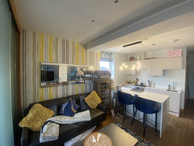 Flat Clapham High Street in Greater London