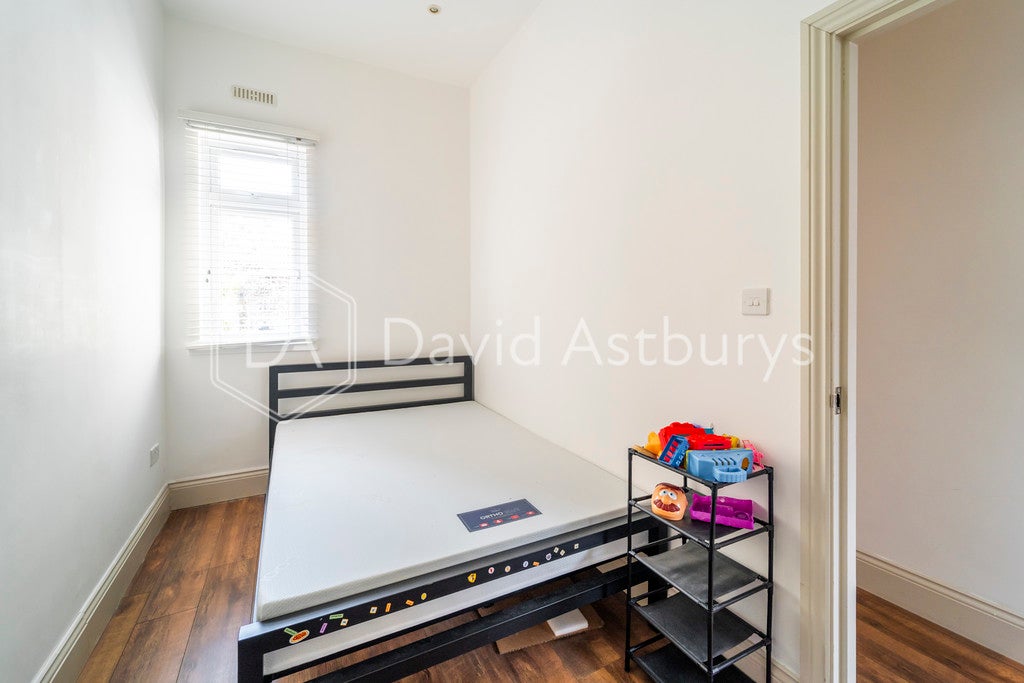 Flat Clovelly Road in Greater London