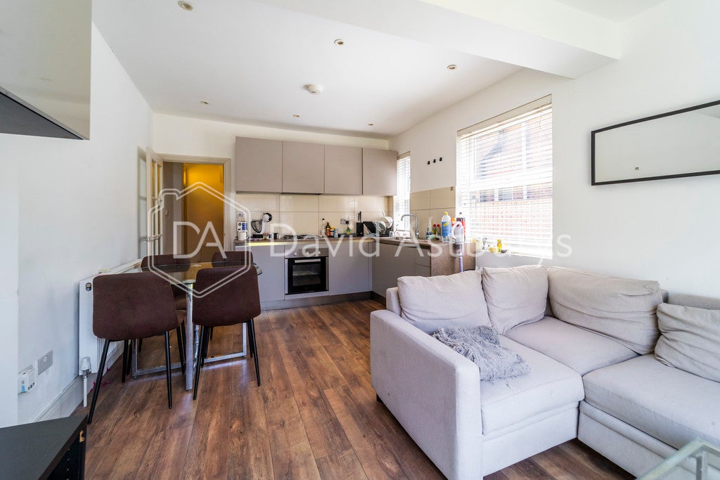 Flat Clovelly Road in Greater London