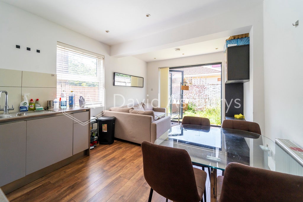 Flat Clovelly Road in Greater London