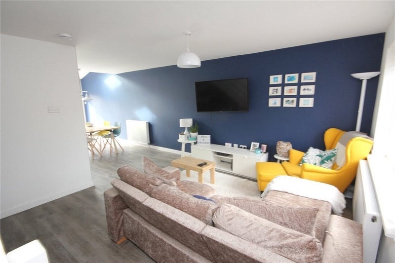 Room Saffron Drive in Highcliffe-on-Sea
