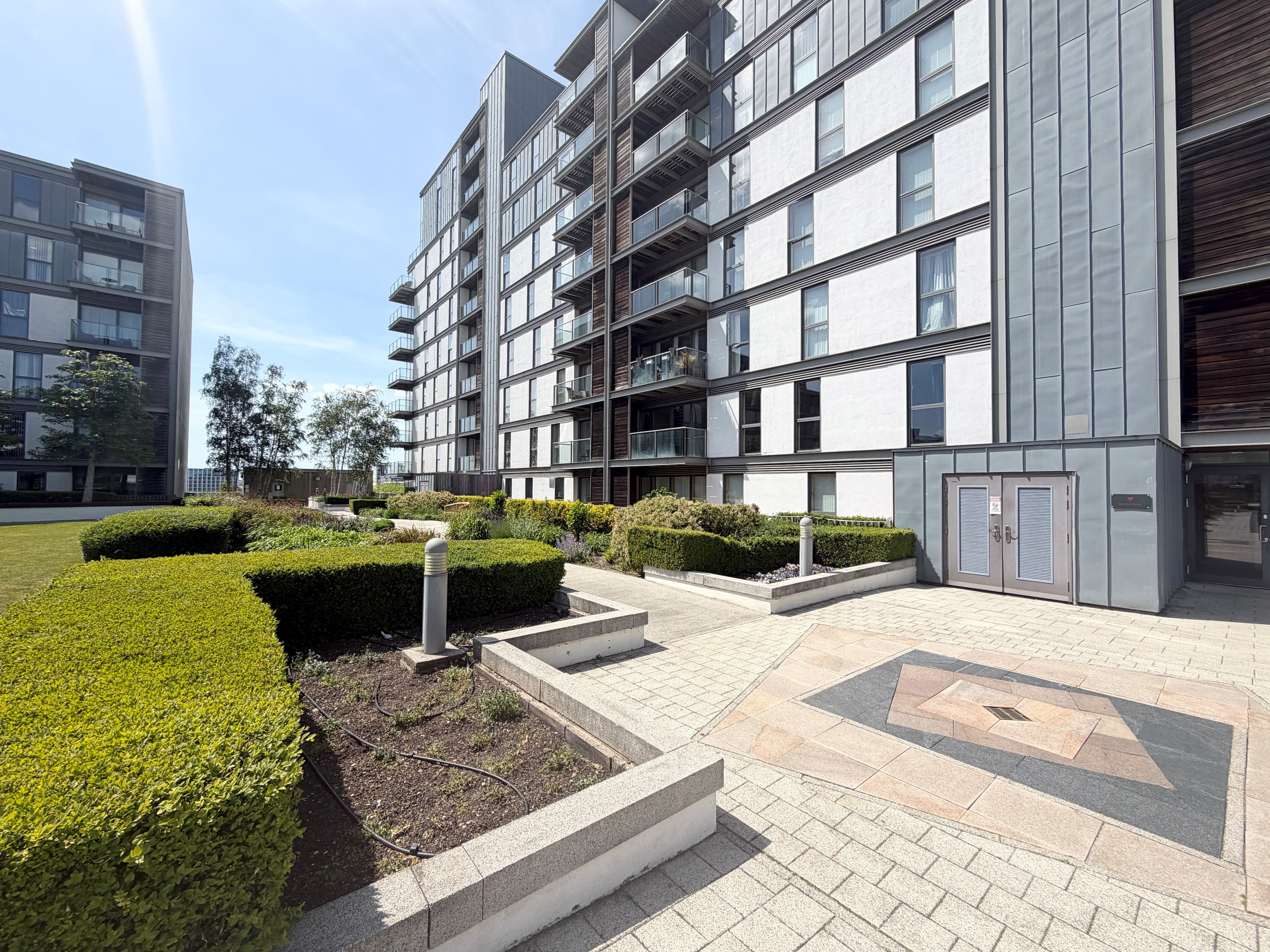 Flat Avebury Boulevard in Milton Keynes