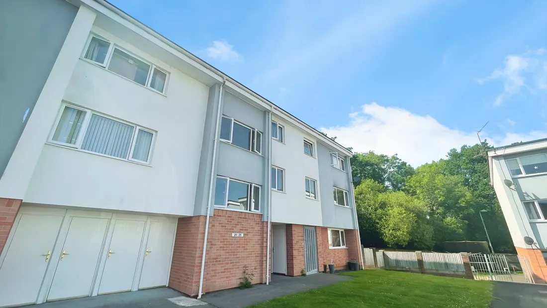 Flat Monmouth Close in Pontypool