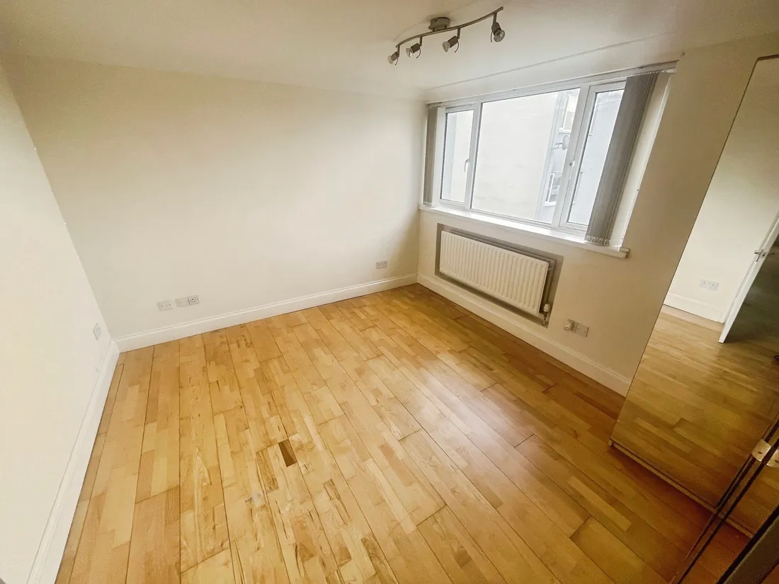 Flat Monmouth Close in Pontypool