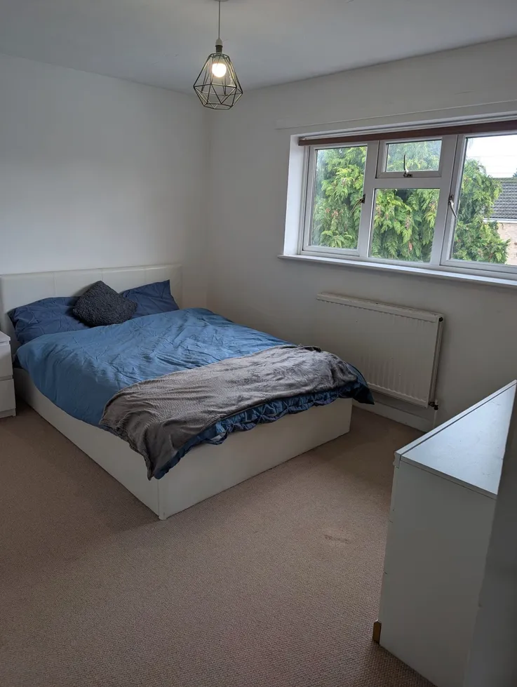 Room Applegarth Avenue in Guildford