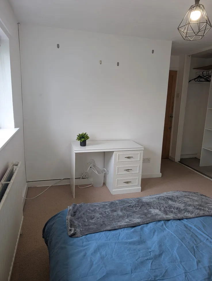 Room Applegarth Avenue in Guildford