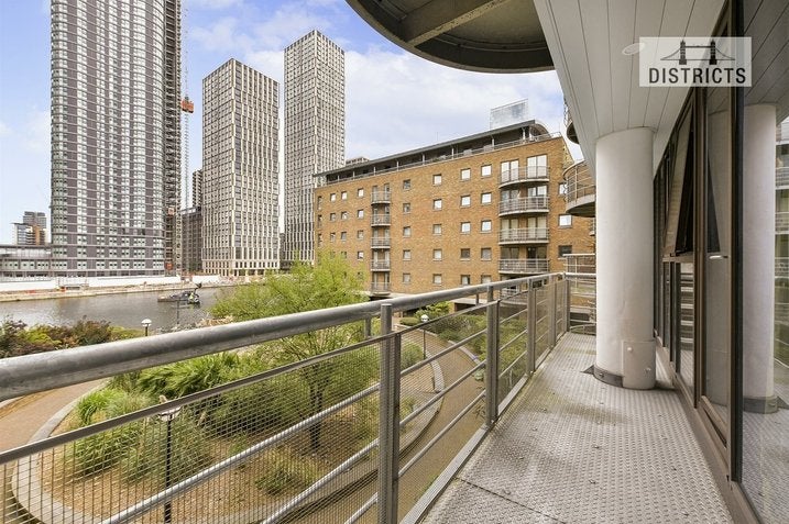 Flat Marsh Wall in Greater London