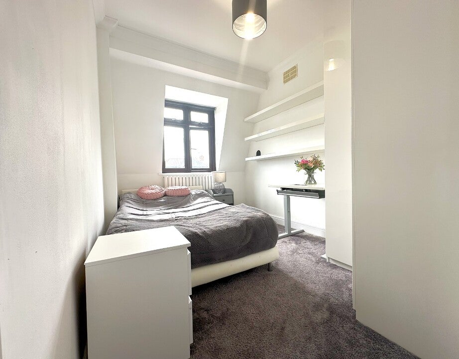House Pettits Lane in Greater London