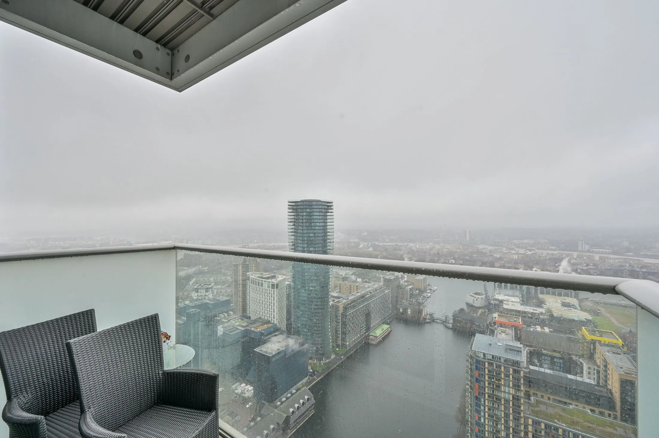 Flat Pan Peninsula Square in Greater London