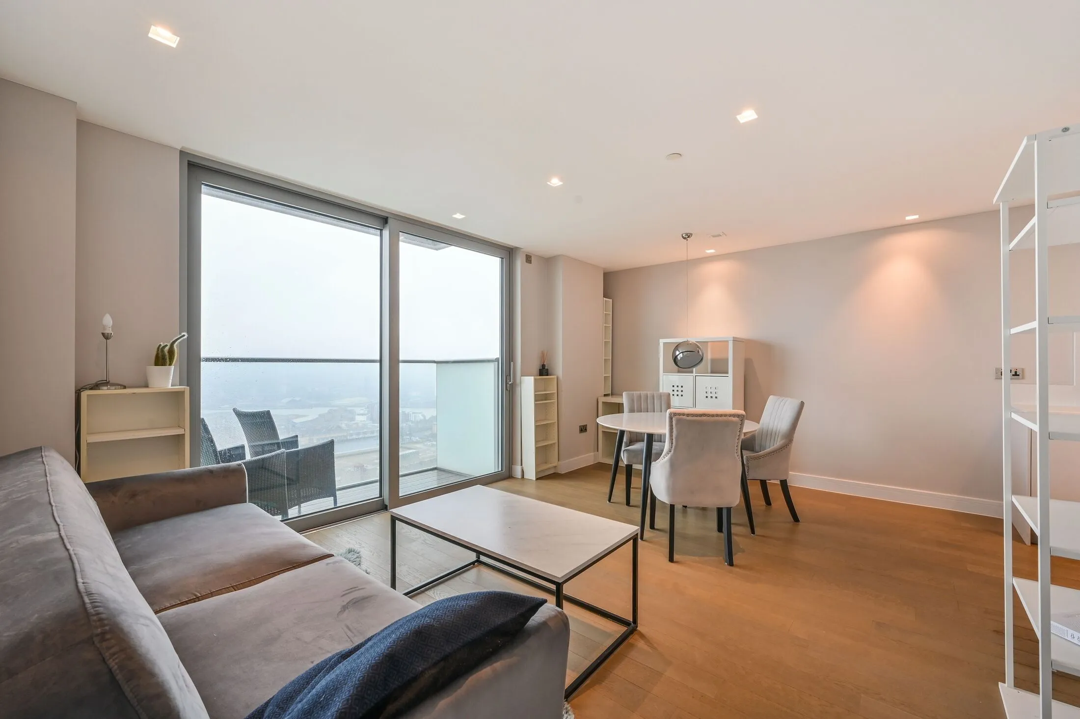 Flat Pan Peninsula Square in Greater London