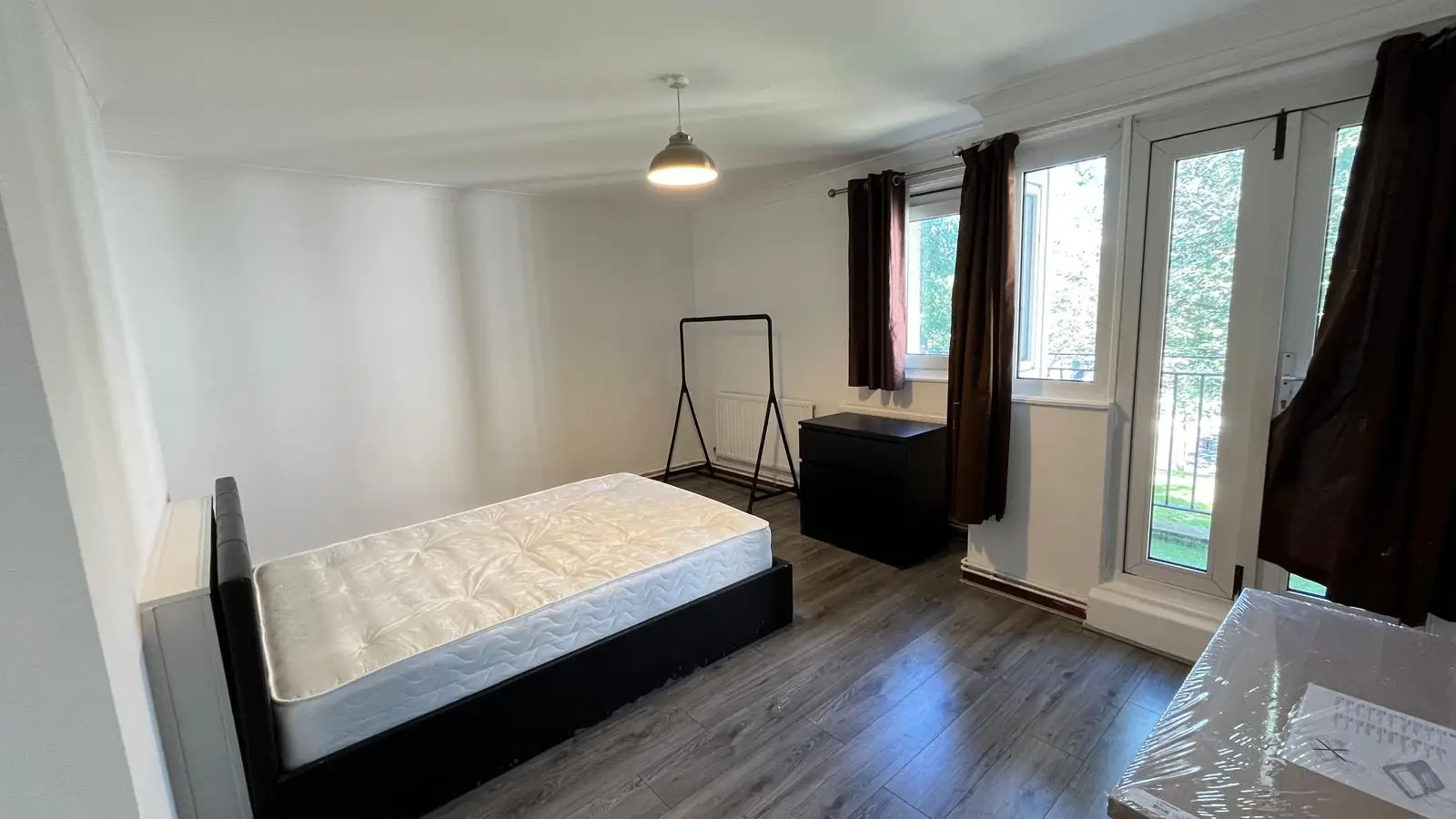 Flat Hunton Street in Greater London