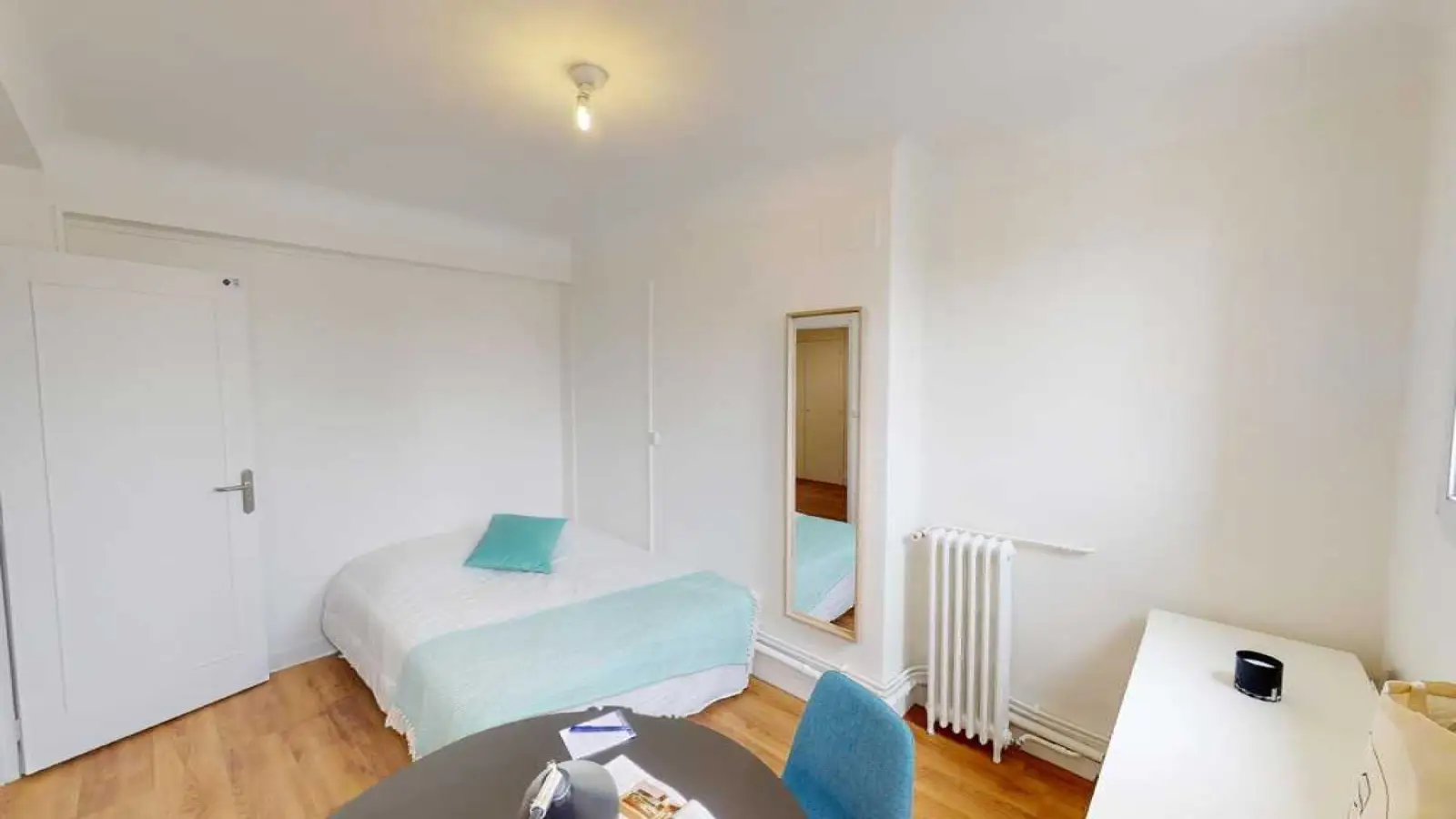 Room Rue de Saussure in Paris