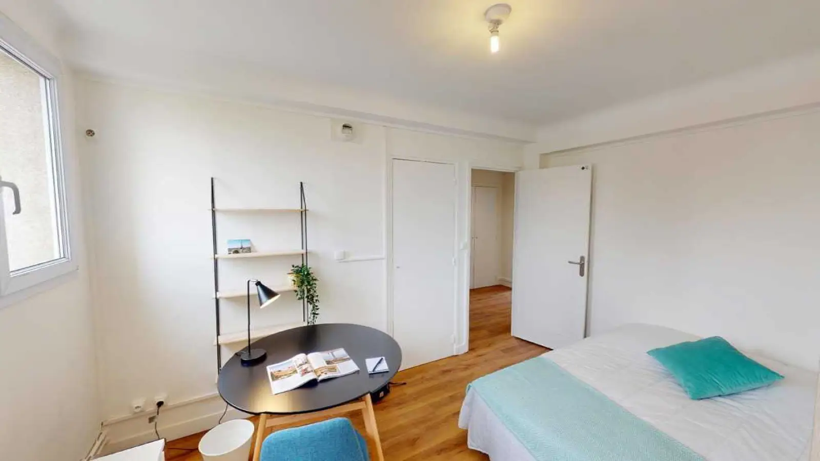 Room Rue de Saussure in Paris