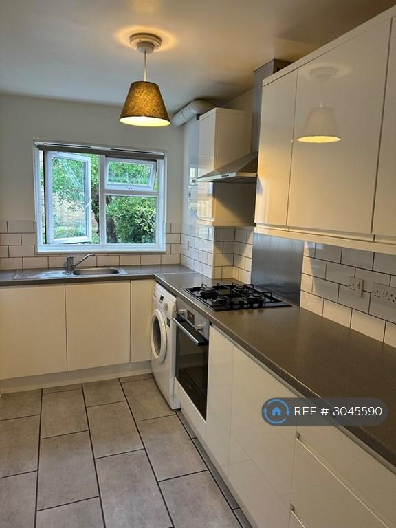 Flat Christchurch Close in Greater London