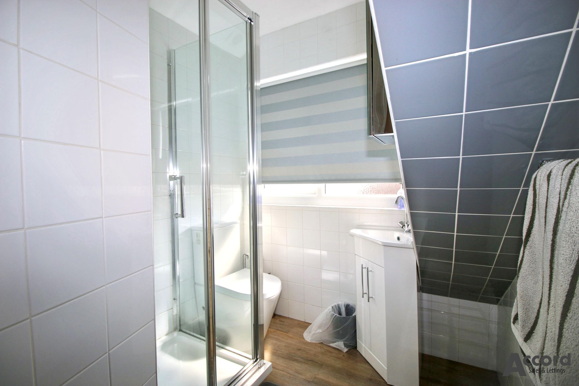 Flat Hornchurch Road in Greater London