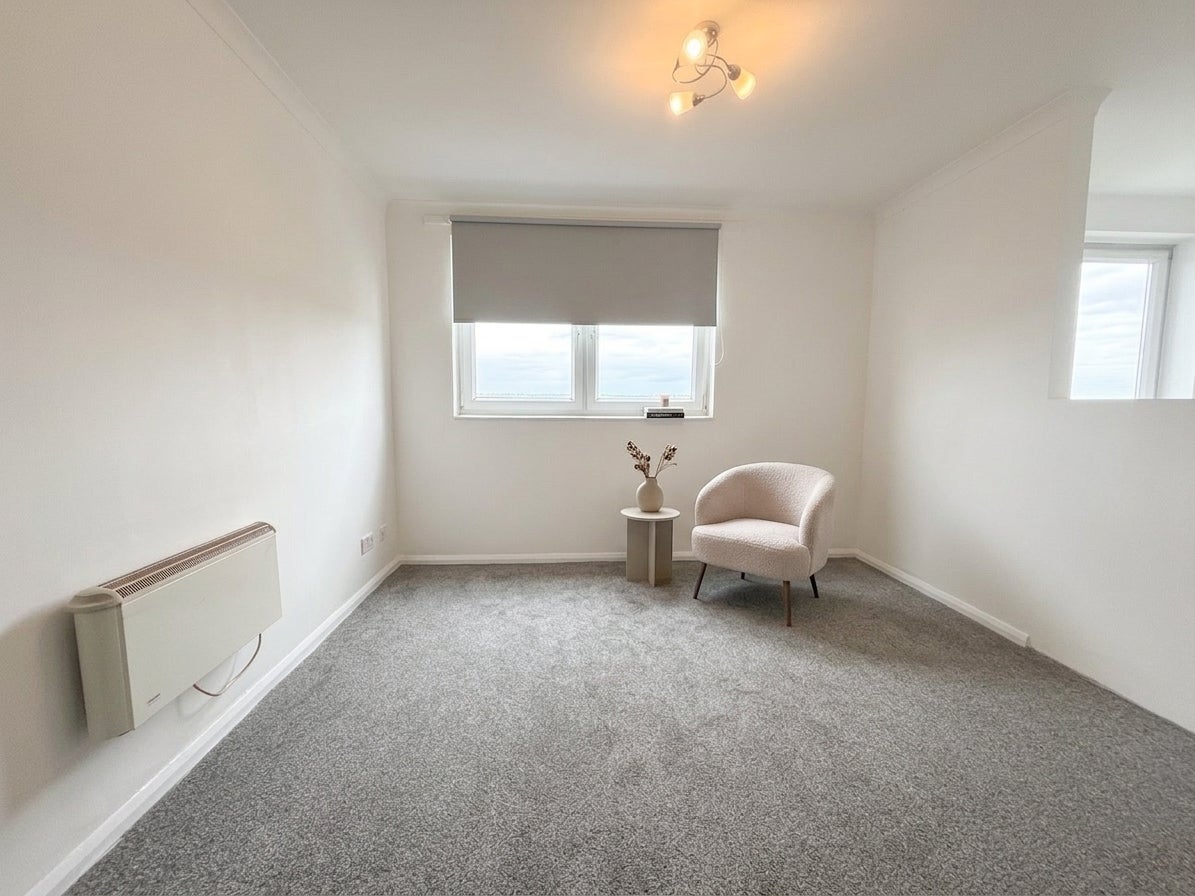 Flat Manor Road in Greater London