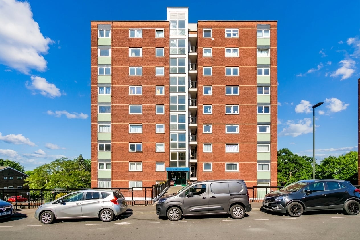 Flat Manor Road in Greater London