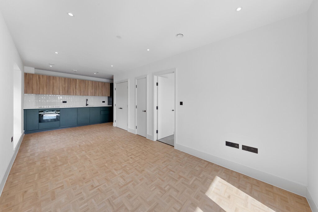 Flat Danvers Avenue in Greater London