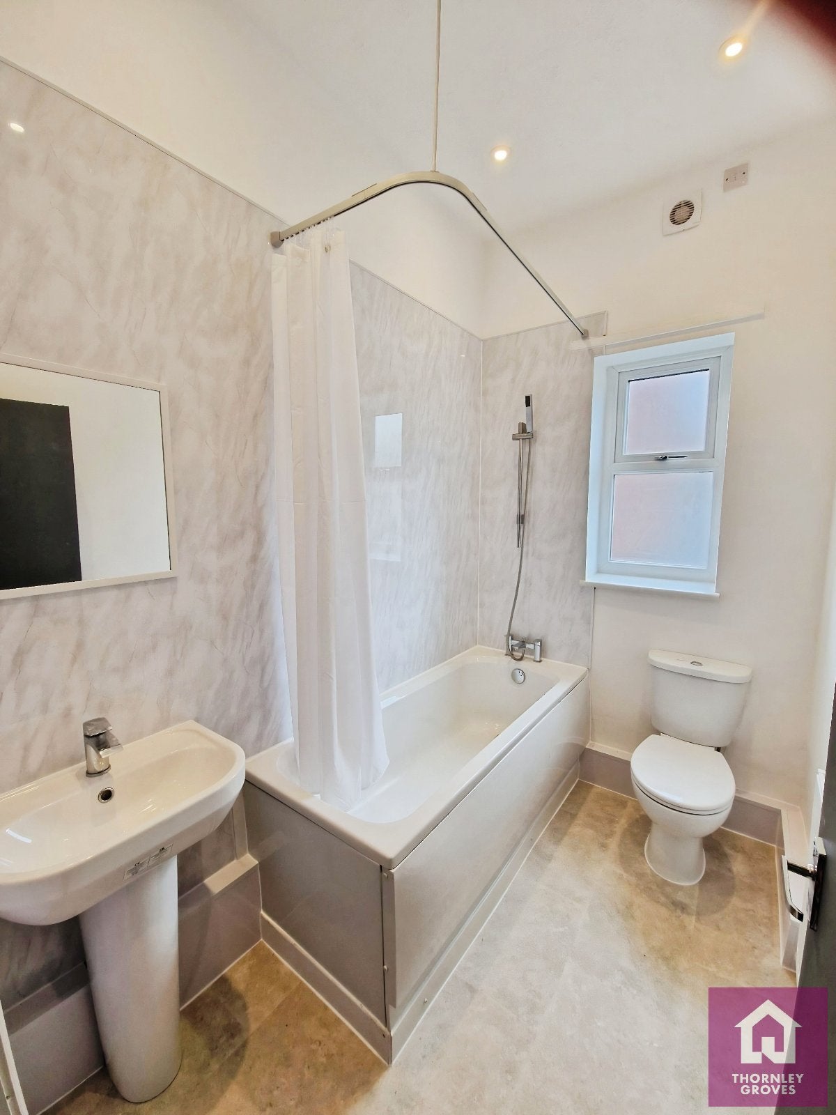 Flat Belgrave Crescent in Manchester