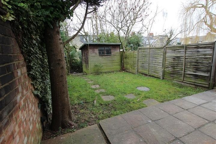 Flat Redwood Way in Greater London