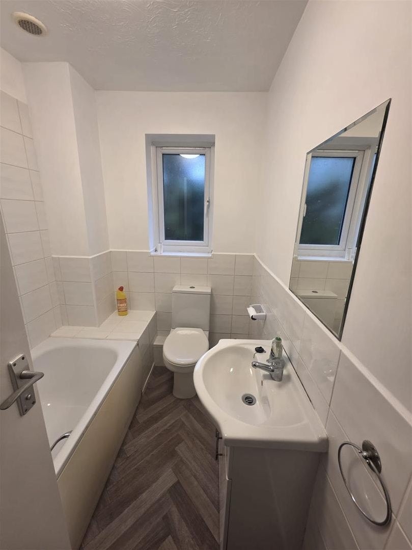Flat Redwood Way in Greater London