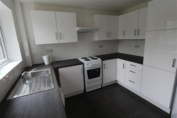 Flat Redwood Way in Greater London