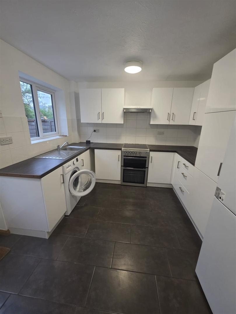 Flat Redwood Way in Greater London