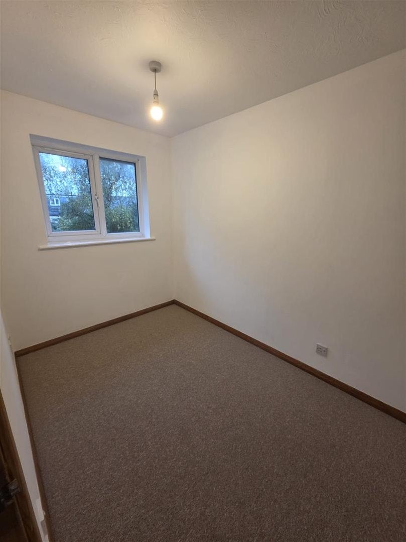 Flat Redwood Way in Greater London
