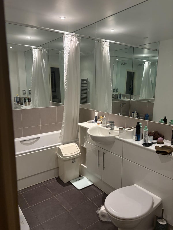 Room Battersea Park Road in Greater London