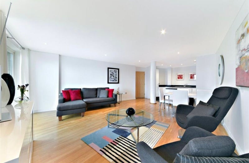 Room Battersea Park Road in Greater London