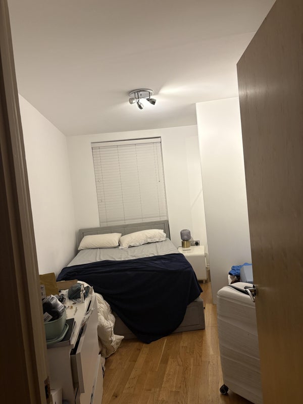 Room Battersea Park Road in Greater London
