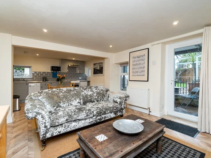 Flat Newbridge Hill in Bath