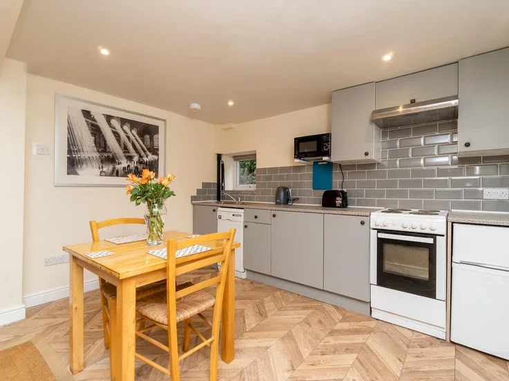 Flat Newbridge Hill in Bath